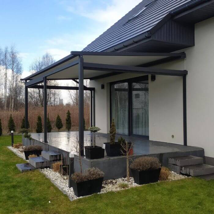 Pergola Weranda MODU na tarasie z ciemnymi płytkami