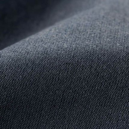 trwała tkanina tapicerska o klasycznym, płóciennym splocie, w stonowanym odcieniu głębokiego, zgaszonego niebieskiego