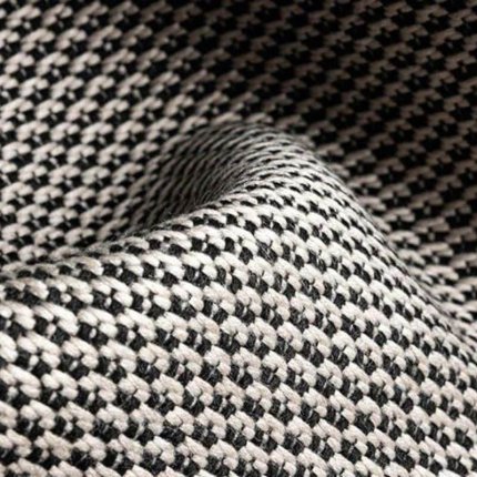 klasyczny i wyrazisty melanż czerni i bieli (lub jasnego beżu/kremu)