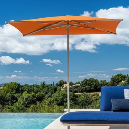 kącik wypoczynkowy przy basenie, gdzie użyto trwałych tkanin Sunbrella