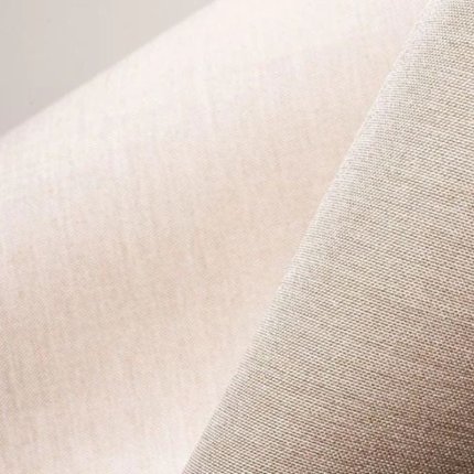 Tkanina w kolorze bardzo jasnego beżu lub ecru, niemal białym.