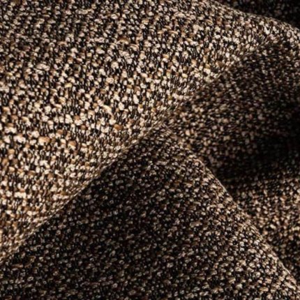 jasna, beżowo-brązowa tkanina, która łączy w sobie elegancję żakardowego splotu z maksymalną trwałością i odpornością na warunki atmosferyczne, dzięki czemu idealnie nadaje się do mebli w strefach relaksu