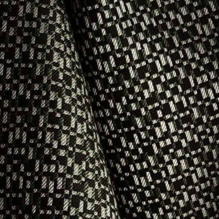 Główne kolory tkaniny to głęboka zieleń (agat) oraz jaśniejszy, kontrastowy kolor, który wydaje się być mieszanką bieli/kremu i szarości. Jaśniejsze nitki tworzą dynamiczną teksturę na ciemniejszym tle.