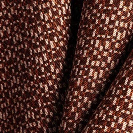 teksturowana, dwukolorowa tkanina dekoracyjna (outdoorowa) z geometrycznym wzorem kraty/pionowych kresek, utrzymana w ciepłej kolorystyce brązu/granatu i rdzawego pomarańczu, z jasnymi, akcentującymi elementami
