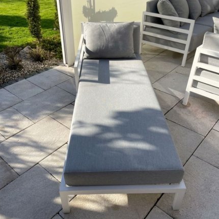 leżak ogrodowy szary z białą ramą