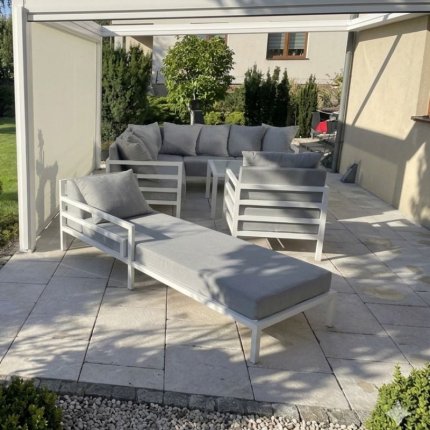 Leżak na tarasie z meblami wypoczynkowymi