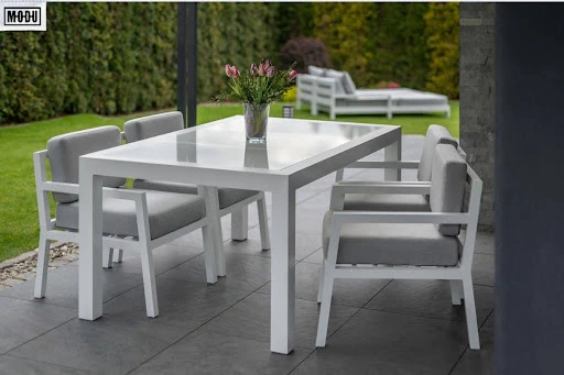 Nowoczesne meble ogrodowe do restauracji – stol i krzesla 1
