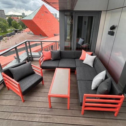 meble tarasowe z małym stolikiem