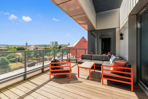 Zestaw mebli modulowych na balkon z poduszkami i stolikiem