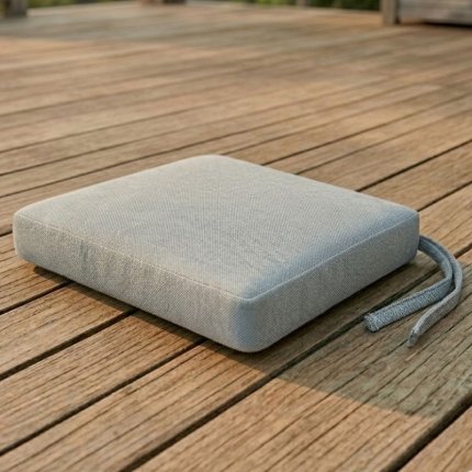 poduszka ogrodowa na tarasie z drewna