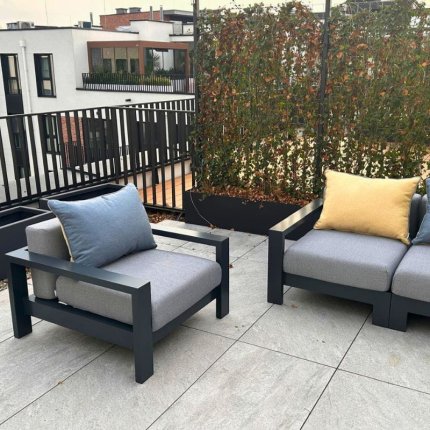 Fotel szary na nowoczesnym tarasie