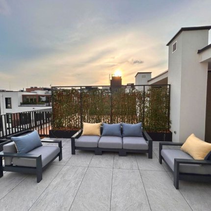 Sofa 3-osobowa i 2 fotele na tarasie z szarych płytek