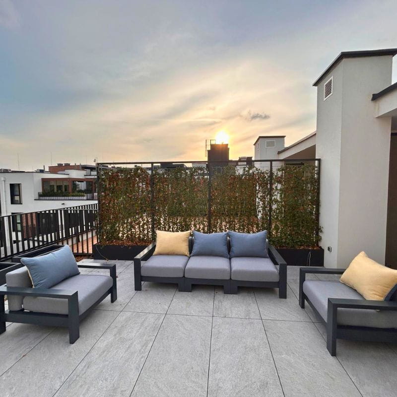 meble_ogrodowe_caloroczne4 Sofa 3-osobowa i 2 fotele na tarasie z szarych płytek